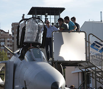 Sube a la cabina de un avión Phantom RF-4C en la Feria de Muestras