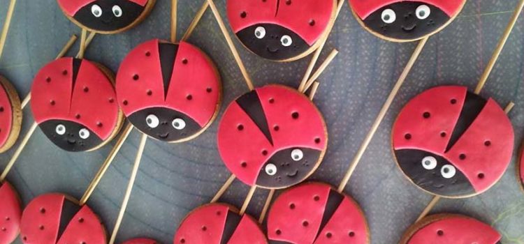 Taller infantil de decoración de galletas con el centro de repostería creativa Deliciass en la Feria del Stock