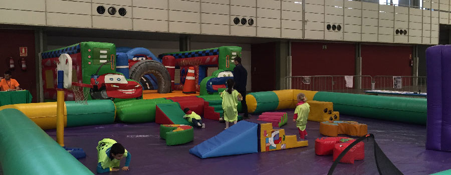 Zona infantil con hinchable, zona de juegos, camas elásticas y servicio de ludoteca gratuito