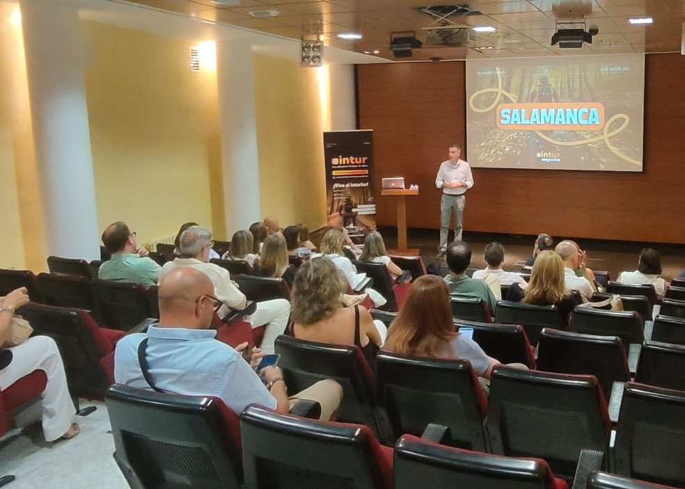 Encuentro con agencias de viajes, hoteles y empresas de turismo en Salamanca para presentar INTUR Negocios